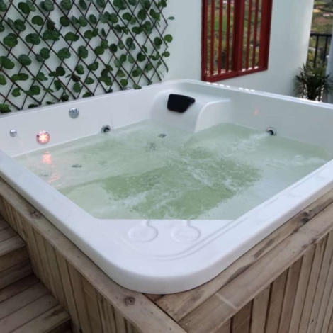jacuzzi-esencia-5-personas-jacuzzis-y-mesones-gyg-1