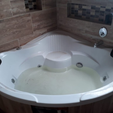 jacuzzi-esquinera-I-2-personas-jacuzzis-y-mesones-gyg-